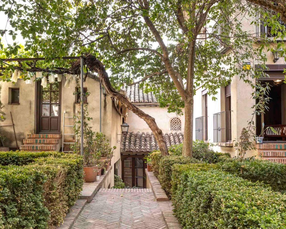 Remarkable Carmen with Multiple Patios, Albaicin 